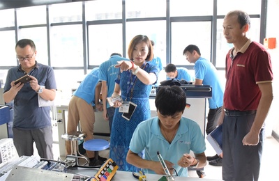 深化技術(shù)交流，共謀合作發(fā)展——東莞職業(yè)技術(shù)學(xué)院機(jī)電工程系領(lǐng)導(dǎo)來我院參觀交流